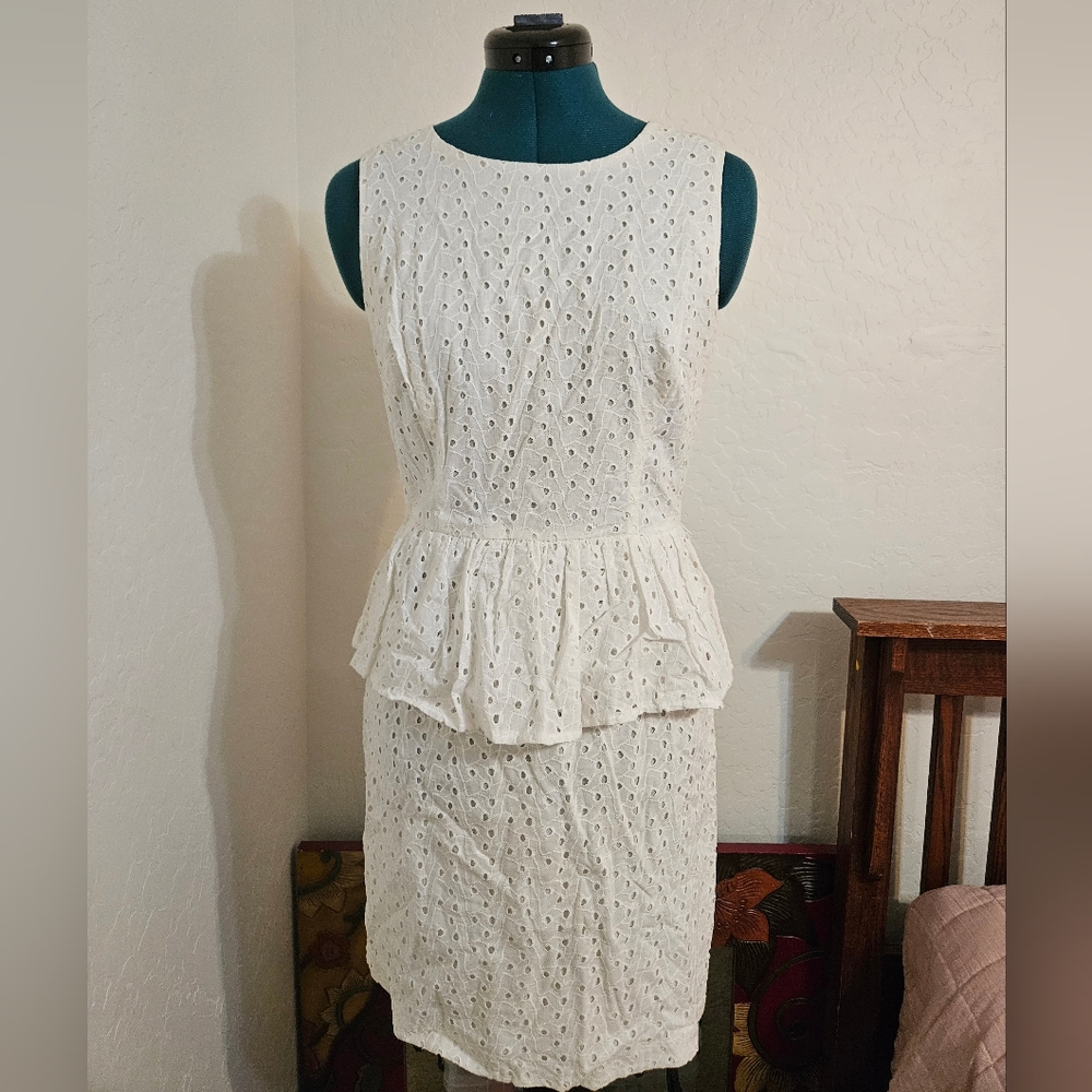 Elegant White Sleeveless Dress